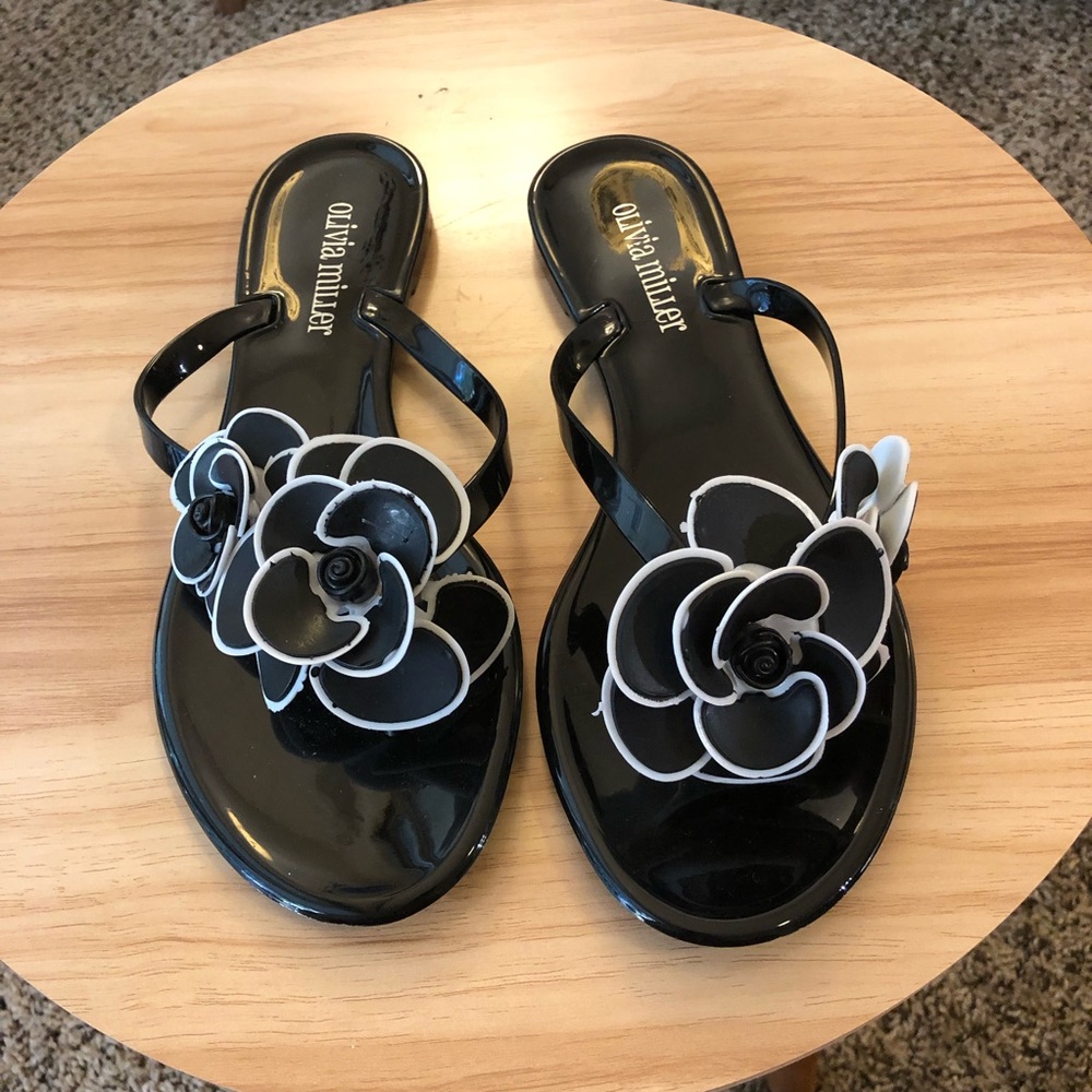 Olivia Miller NEW black patent sandals flower 10